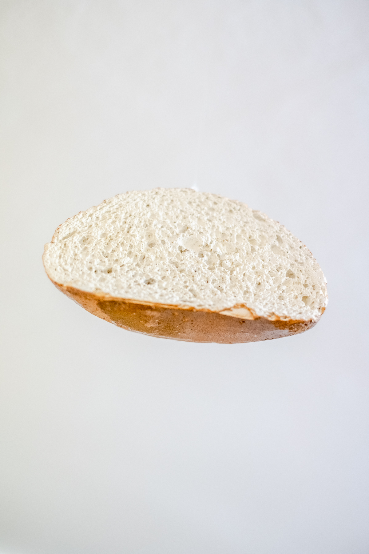 끝쪽 빵의 이미지로 아래에서 찍어서 밑면이 보인다. 빵의 단면은 반구에서 양 끝이 둥글게 굴려진 모양이며 속은 밝은 아이보리 색이고 겉은 진한 황갈색이다.